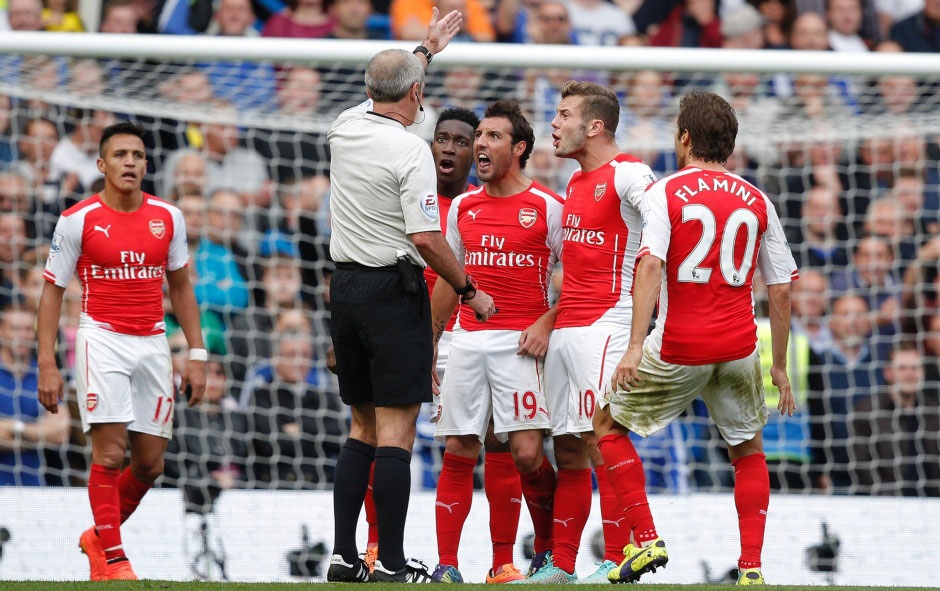 Nhìn lại 90 phút Chelsea “nghiền nát” Arsenal - 11 John Terry
và Jack Wilshere trong một tình huống tranh cãi.