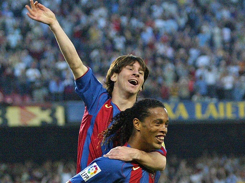 Ngày 16/10/2004, Messi ra mắt đội một Barca trong một trận đấu chính thức.