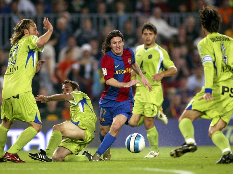 Ngày 16/10/2004, Messi ra mắt đội một Barca trong một trận đấu chính thức.
