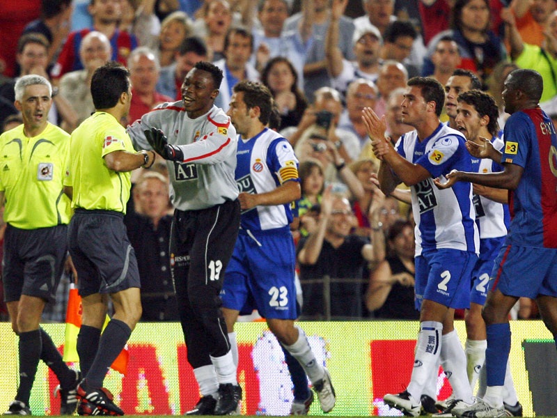 Ngày 16/10/2004, Messi ra mắt đội một Barca trong một trận đấu chính thức.