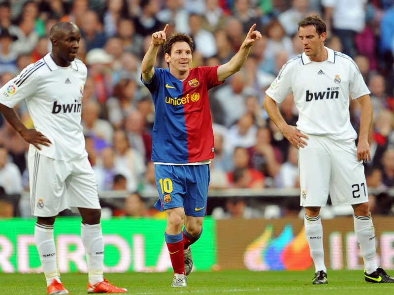 Ngày 16/10/2004, Messi ra mắt đội một Barca trong một trận đấu chính thức.