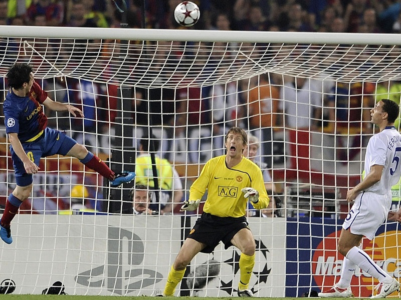 Ngày 16/10/2004, Messi ra mắt đội một Barca trong một trận đấu chính thức.