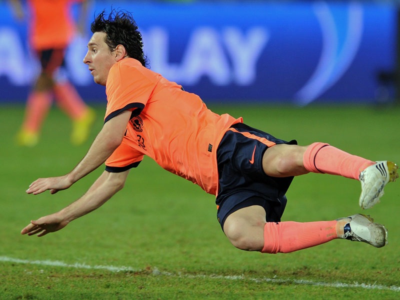 Ngày 16/10/2004, Messi ra mắt đội một Barca trong một trận đấu chính thức.