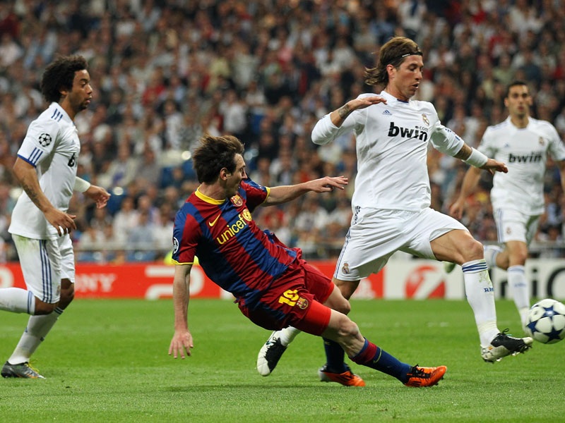 Ngày 16/10/2004, Messi ra mắt đội một Barca trong một trận đấu chính thức.