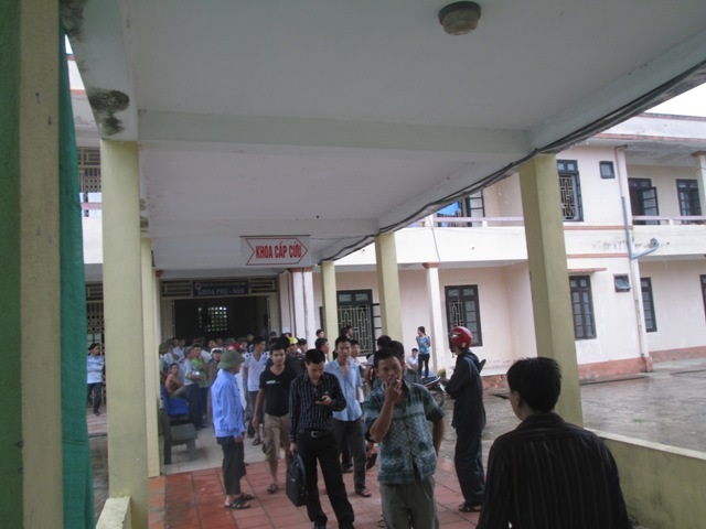 Kéo nhau lên phòng giám đốc đòi trả lời