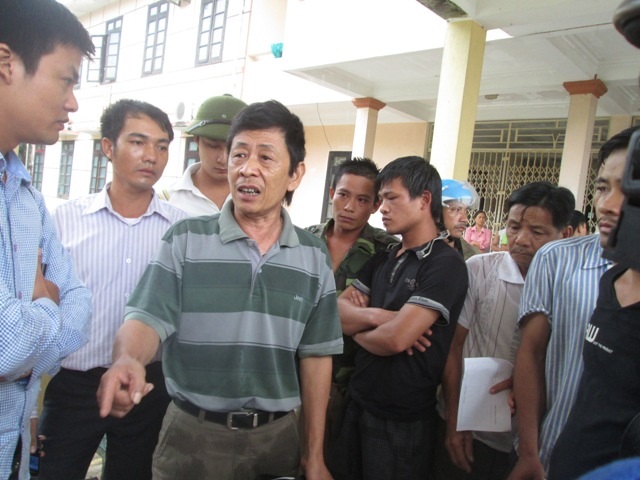 Kéo nhau lên phòng giám đốc đòi trả lời