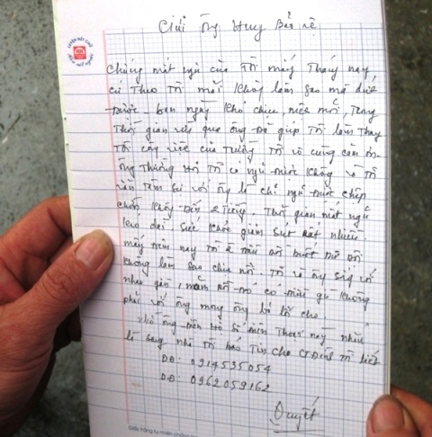 Bực thư ông Quyết gửi lại cho ông Huy trước khi treo cổ được tìm thấy dưới chiếu