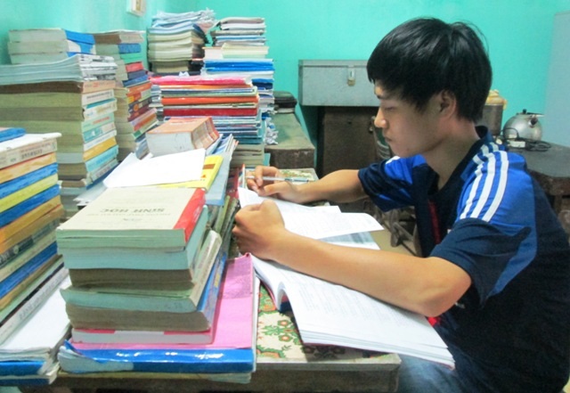 Dù sức khỏe yếu nhưng chàng thủ khoa Lê Xuân Hoàng rất ham học.