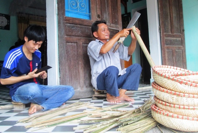 Ngoài giờ học, Hoàng tranh thủ đan nan giúp bố mẹ để bán lấy tiền đi học.