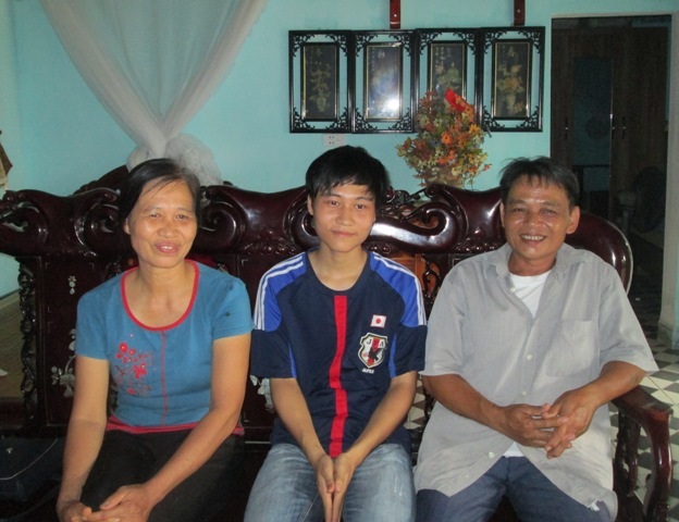 Bố mẹ Hoàng hạnh phúc bởi những thành tích của các con hôm nay.