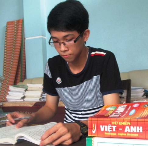 Gặp chàng thủ khoa nơi huyện miền núi - 1 Đỗ Văn Hoàn là niềm tự hào của cả huyện miền núi Cẩm Thủy (Thanh Hóa).