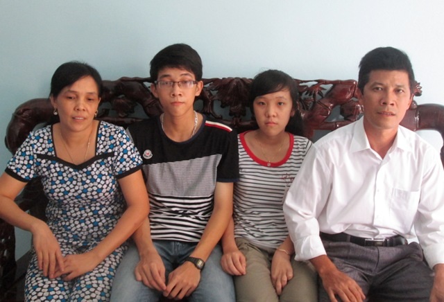 Gặp chàng thủ khoa nơi huyện miền núi - 2 Thủ khoa Đỗ Văn Hoàn chụp ảnh cùng gia đình.