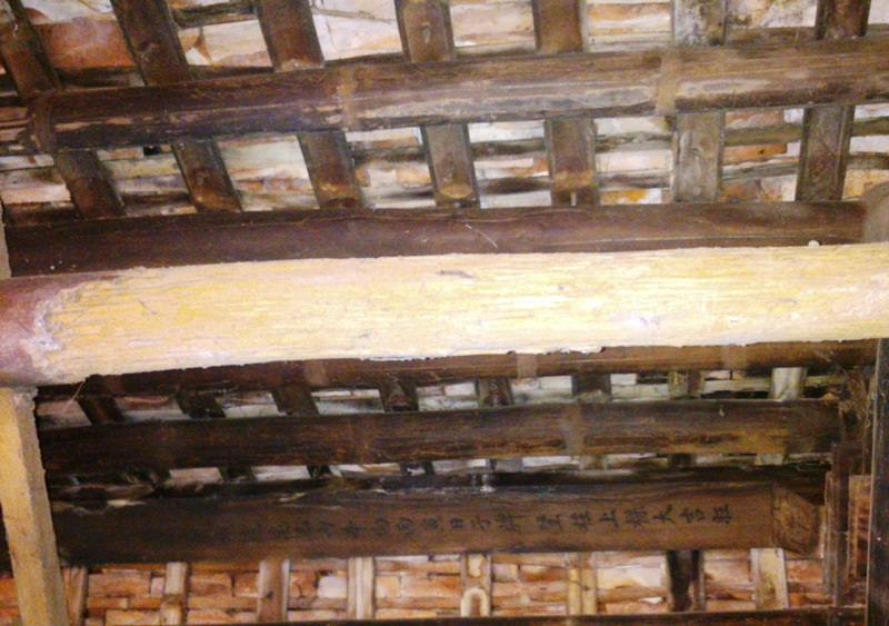 Ngôi nhà gần 100 năm tuổi của cụ Tuấn, xuống cấp đang bị mối, mọt gậm nhấm từng ngày