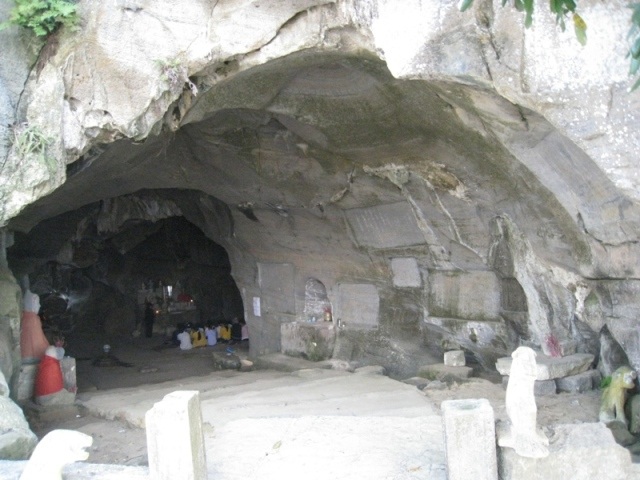 Cửa động nằm ở độ cao 40-50m so với đồng bằng