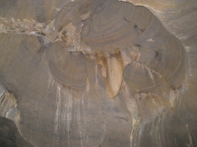 Động vừa rộng, dài, lại có nhiều nhũ đá trông rất đẹp mắt