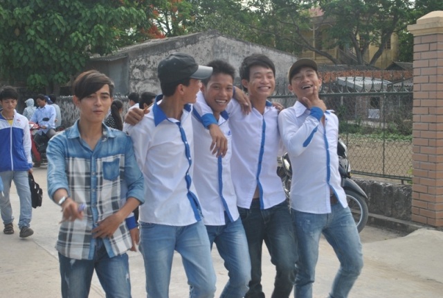 Học sinh trường THPT Tĩnh Gia II phấn khởi khi kết thúc ngày thi đầu tiên