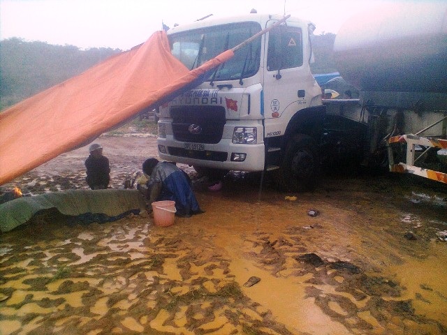 Xe rơ-moóc tông chết 2 người đi xe máy - 1 Hiện trường vụ tai nạn