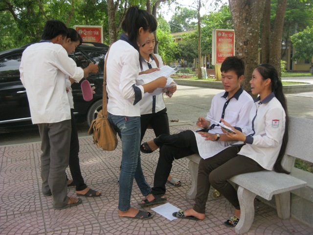 Học sinh trao đổi bài sau khi thi xong môn thứ 2  