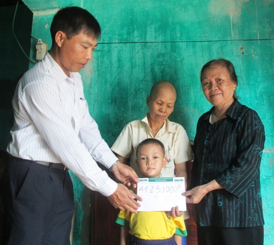 Hơn 41 triệu đến với người mẹ bệnh hiểm nghèo nuôi con thơ dại - 2 Chính quyền địa phương trao quà bạn đọc đến mẹ con chị Giàu
