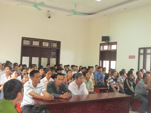 Bênh bố, con trai gọi đồng bọn đi giết người - 2 Đông đảo người dân, thân nhân bị hại và bị cáo đến dự phiên toà