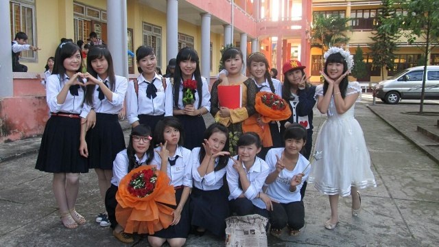 Cô bí thư chi Đoàn đỗ thủ khoa tốt nghiệp - 3 Cô nữ thủ khoa (