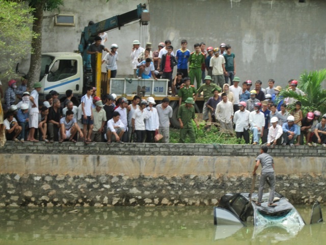 Trục vớt chiếc xe tai nạn
