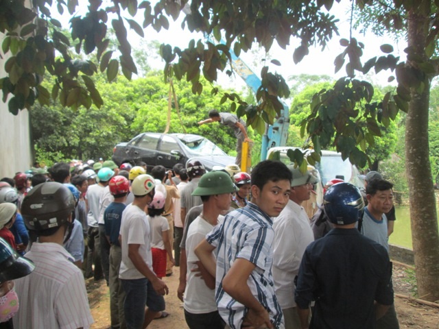 Hơn 11 giờ trưa cùng ngày chiếc xe mới được đưa lên bờ.