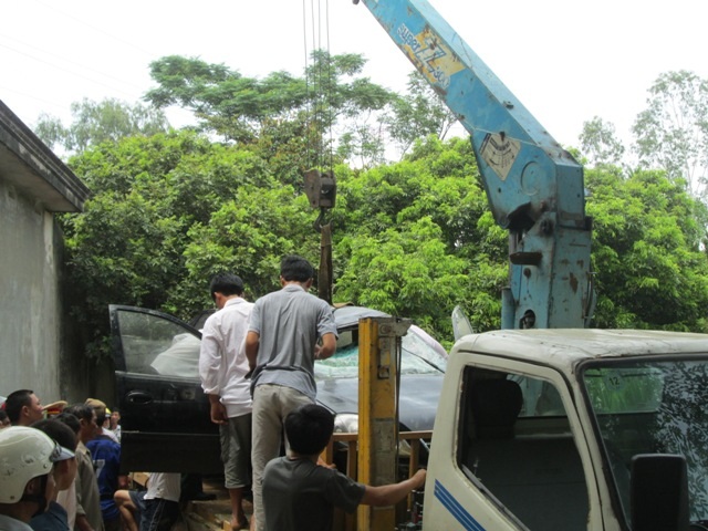 Hơn 11 giờ trưa cùng ngày chiếc xe mới được đưa lên bờ.