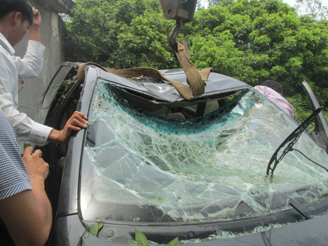 Hơn 11 giờ trưa cùng ngày chiếc xe mới được đưa lên bờ.