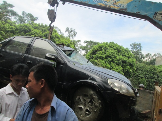 Hơn 11 giờ trưa cùng ngày chiếc xe mới được đưa lên bờ.