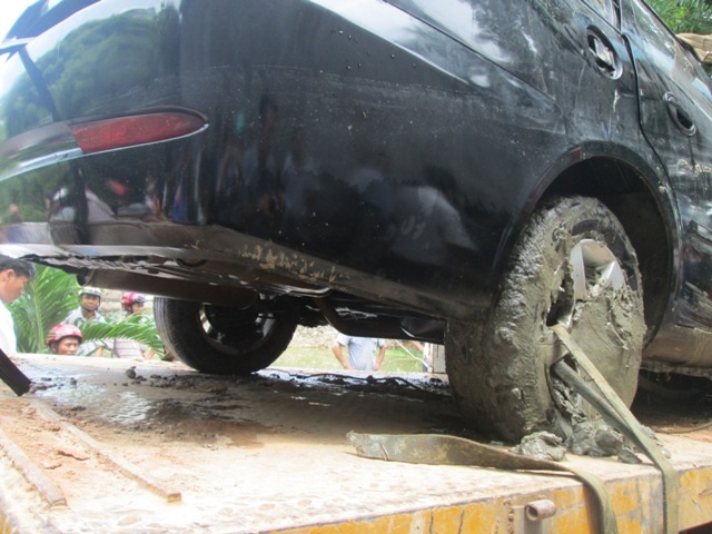 Hơn 11 giờ trưa cùng ngày chiếc xe mới được đưa lên bờ.