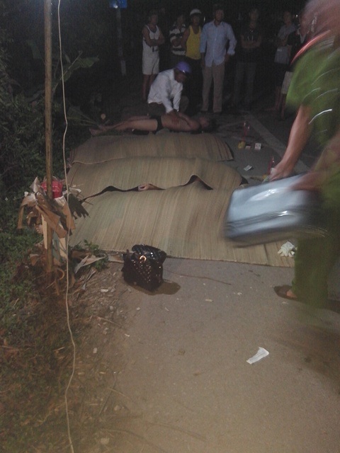 Cận cảnh trục vớt chiếc xe trong vụ tai nạn làm 4 người chết - 1 Thi thể các nạn nhân được đưa lên bờ