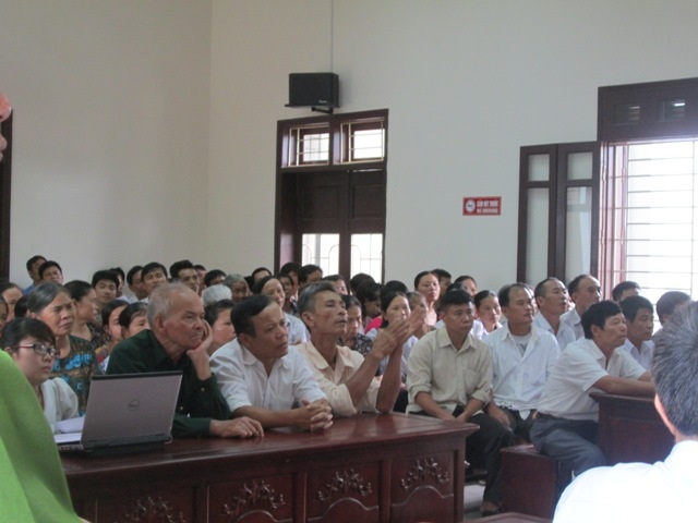 Đông đảo nhân dân đến để chứng kiến các quan xã đứng trước vành móng ngựa nhận tội