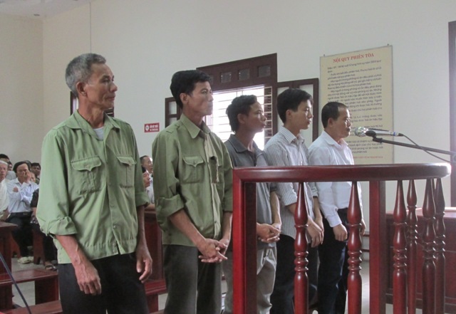 Các bị cáo (từ trái qua): Lộc, Lực, Dũng, Thưởng, Khánh