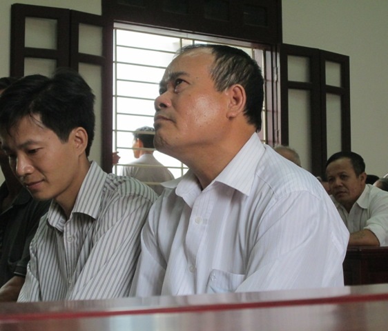 Bị cáo Đàm Lê Khánh (áo trắng), nguyên chủ tịch xã Quảng Thịnh