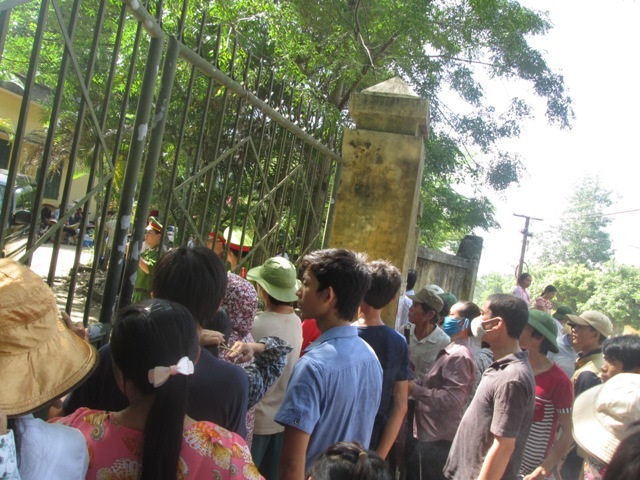 Người dân kéo đến đòi công ty CP Nicotex trả lời