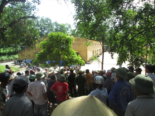 Hàng trăm người dân tập trung để đào thùng phuy phía sau công ty