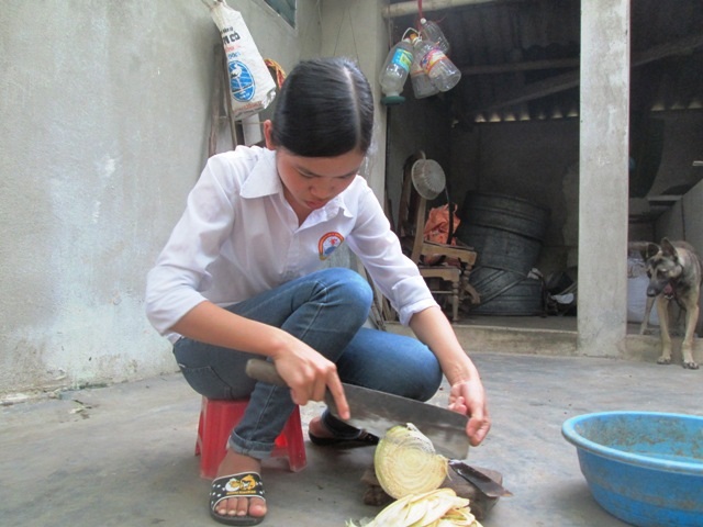 Ngoài giờ học, Mai Thơ làm cácu việc trong gia đình