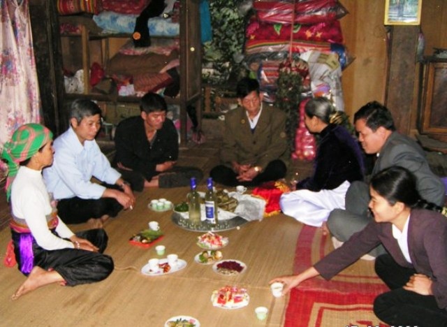 Những đôi vợ chồng người H'Mông trước khi về sống với nhau đều trải qua tục bắt vợ
