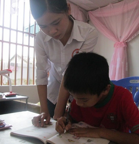 Xa mẹ từ bé, Thơ sớm tự lập cho bản thân và chăm sóc cậu em út