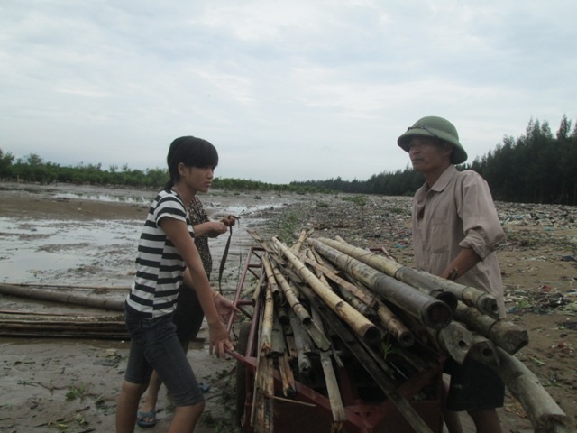 Người dân thu dọn đống đổ nát từ lều, chòi canh ngao