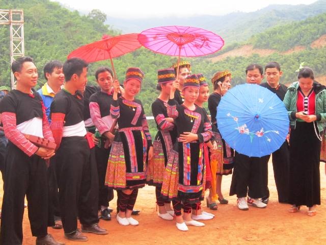 Những ngày chơi xuân, hội hè là cơ hội để nam nữ người H'Mông gặp gỡ rồi hẹn hò nhau