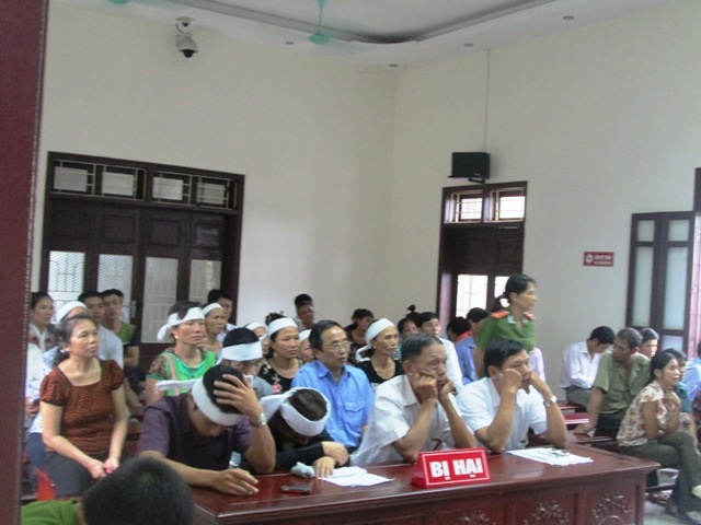 Đông đảo thân nhân bị hại và bị cáo có mặt tại tòa