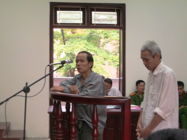 Bị cái Biên (trái), bị cáo Qúy nhận tội trước tòa