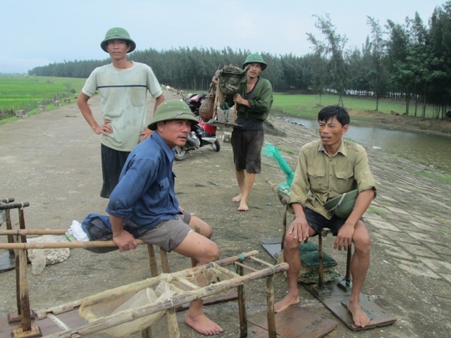 Người dân nuôi ngao buồn bã, lo lắng sau khi bão gây thiệt hại hàng trăm triệu đồng