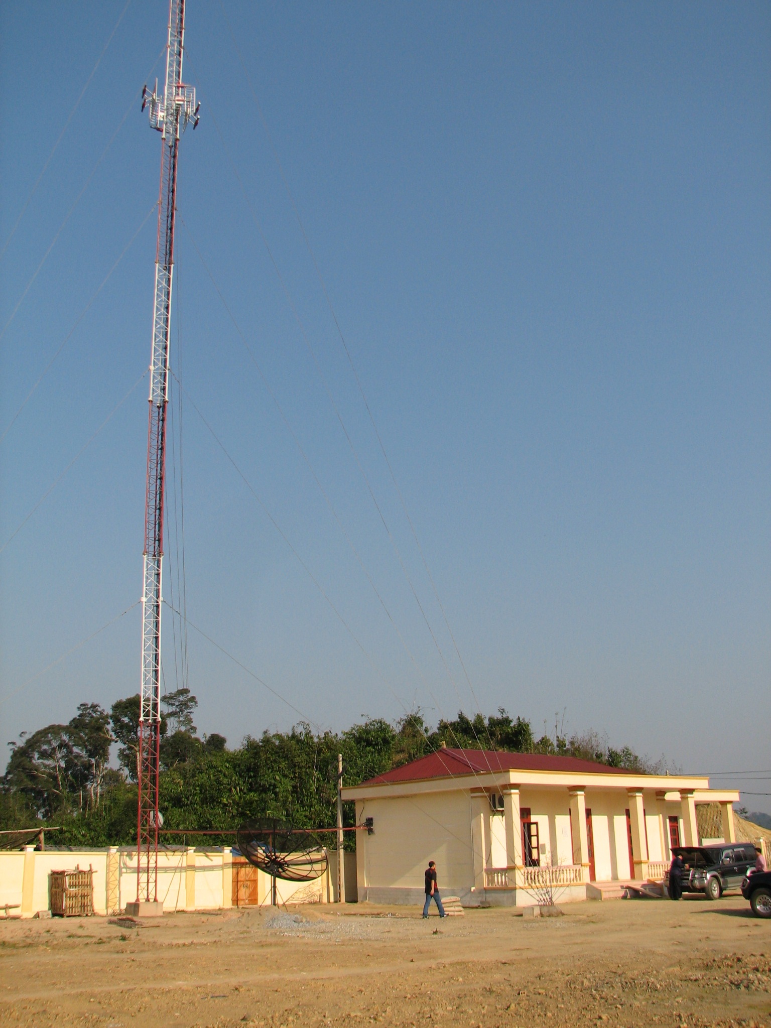 Sét đánh rụng trạm thu phát sóng truyền hình ở Cổng Trời