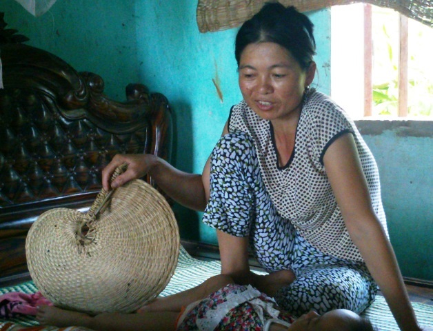 Xã “cả tin”, gần 300 hộ dân có nguy cơ mất sổ đỏ - 1 Một trong những người dân bị lừa mất sổ đỏ