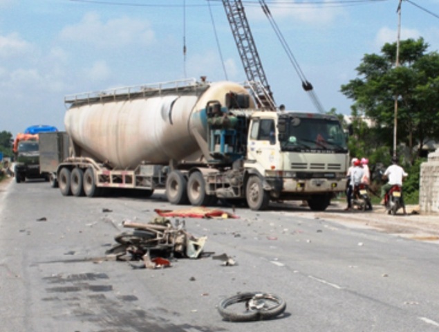 Vụ tai nạn giữa xe mô tô và xe khách khiến 1 người chết thảm