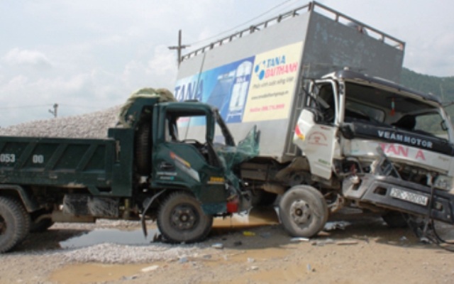 Cả hai chiếc xe tải sau khi gây tai nạn bị hư hỏng nặng