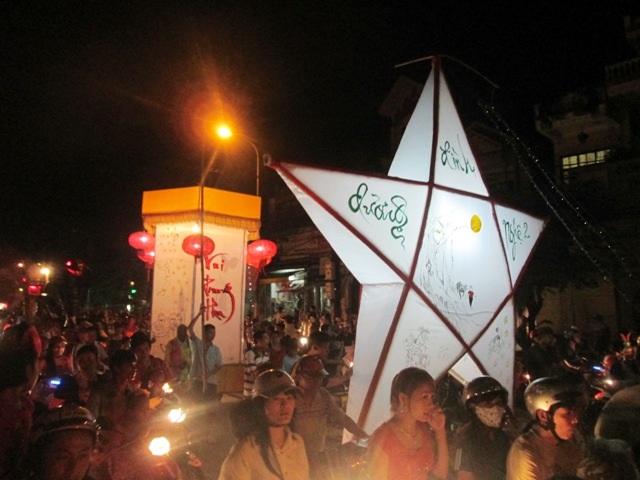 Đoàn người cùng rước đèn ông sao, đèn kéo quân diễu hành khắp phố